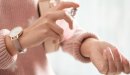 ما حكم رش العطر للنساء؟ إليكِ الإجابة