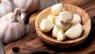 أسرع طريقة لتقشير الثوم