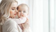 إليكِ الطريقة الصحيحة لحمل طفلك الرضيع