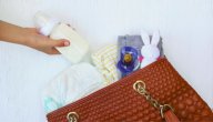 أشياء لا تنسي وضعها في حقيبة الحفاضات الخاصة بطفلك