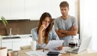كيف تتعاملين مع الأزمات المالية التي تواجه أسرتك؟