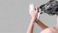 أخطاء ترتكبينها عند غسل شعرك، تعرّفي عليها
