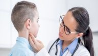 علاج تضخم اللوزتين عند الأطفال