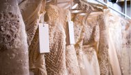 اختاري فستان الخطوبة وفقًا لشكل جسمكِ ودرجة بشرتكِ