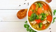 إليكِ طريقة عمل شوربة الخضار بالدجاج