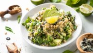 سلطة الكينوا بالأفوكادو للرجيم: لشعور أكثر بالشبع!