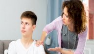 كيف أتعامل مع ابني المراهق إذا أخطأ؟ إليكِ الإجابة
