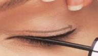 طريقة وضع الكحل السائل فوق العين