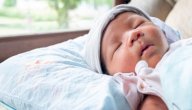 كم عدد ساعات نوم الطفل حديث الولادة