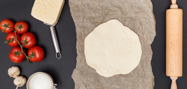 طريقة فرد عجينة البيتزا