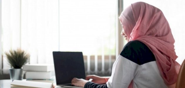 حكم عمل المرأة في بيتها