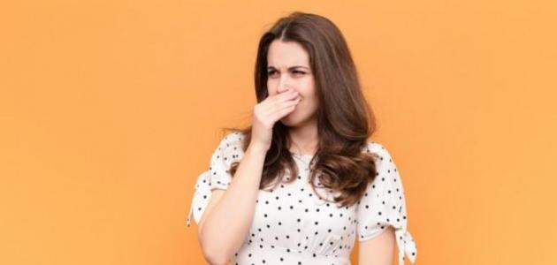 كيف تتخلص من رائحة البصل في الفم