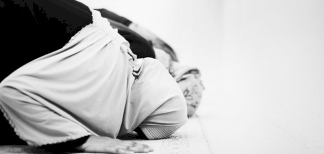 حكم من لا يصلي في المسجد