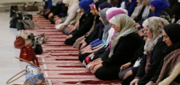 حكم الصلاة امام المراة