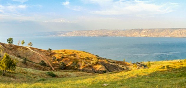 أين تقع بحيرة طبريا؟