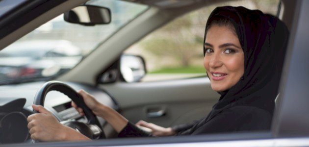 كيفية قيادة السيارة العادية