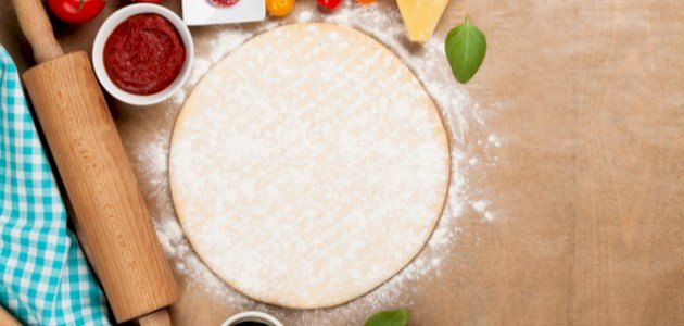 أسهل طريقة لعمل عجينة البيتزا دون خميرة
