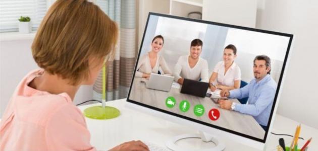 كمعلم كيف أحافظ على تواصلي مع الكادر التعليمي والإداري أثناء التعلم عن بعد؟