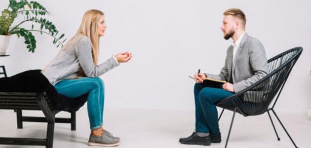 لا تأخذي بمشورة كل من حولك في مشاعركِ