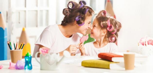 كيف تقنعين طفلتك بضرورة تسريح شعرها؟