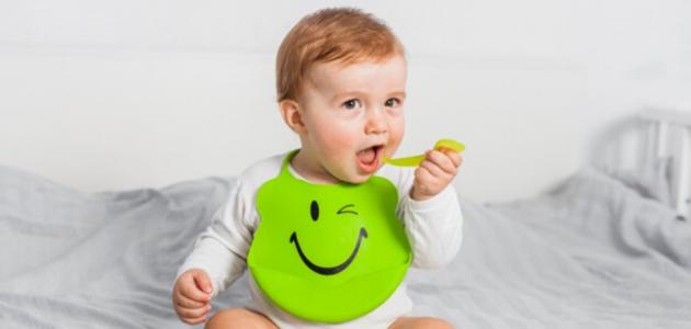 في أي عمر يعتمد طفلك على نفسه في الأكل؟