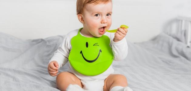 كيف تعلمين طفلك مضغ الطعام الصلب؟