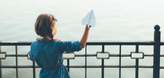 كيف تصنعين طائرة ورقية مع أطفالك في المنزل؟