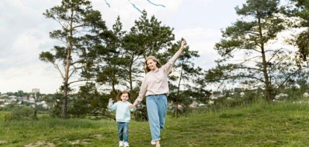 نصائح لك لعلاج تعلق طفلك الزائد بك