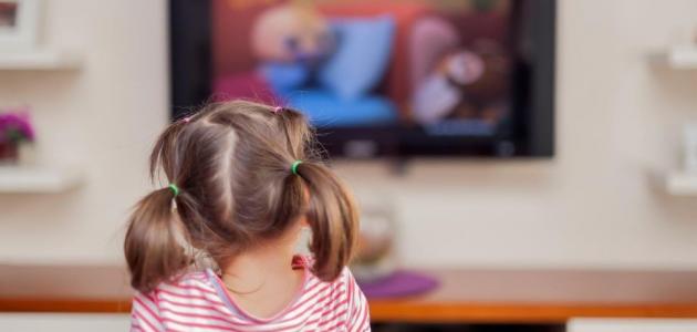 اكتشفي عدد الساعات المسموحة لجلوس طفلك أمام التلفاز