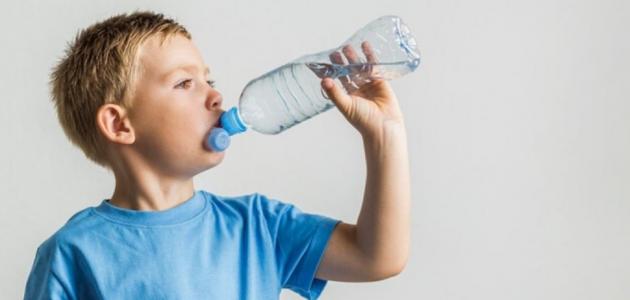 5 خطوات تساعدك في تعويد طفلك على شرب الماء