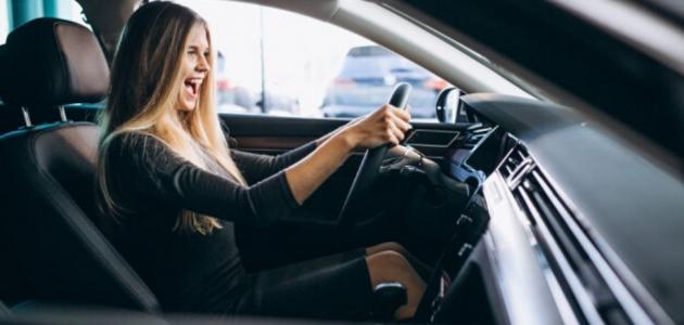 أيهما يناسب المرأة أكثر؟ السيارة الأتوماتيك أم الغيار العادي