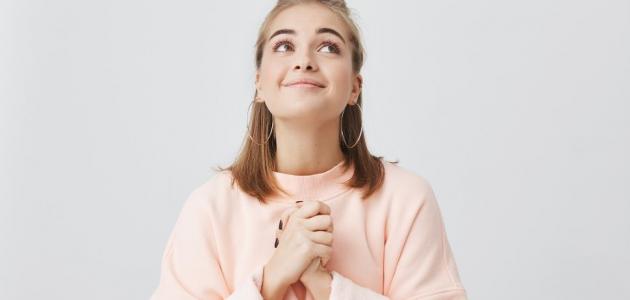 10 مشاعر تؤدي إلى السعادة، تعرفي عليها