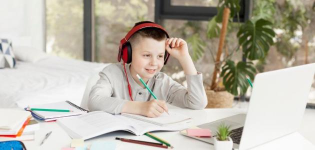 بهذه الخطوات دعي ابنك يعتمد على نفسه في المذاكرة