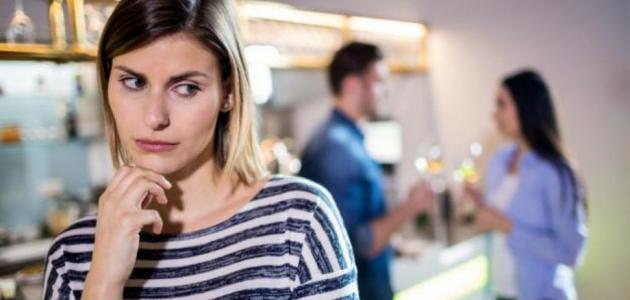 كيف تتعاملين مع أخت زوجك الغيورة؟