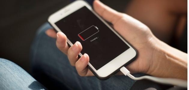 هاتفكِ يظهر علامة الشحن ولكنه لا يشحن، إليك الأسباب