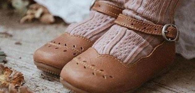 ماذا تفعلين عندما يرفض طفلك لبس الحذاء؟