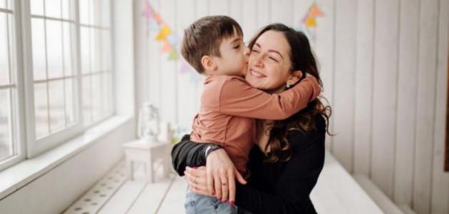 كيف تجيبين على أسئلة طفلك المحرجة؟