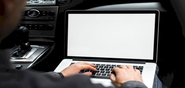3 طرق تساعدك على شحن اللابتوب في السيارة
