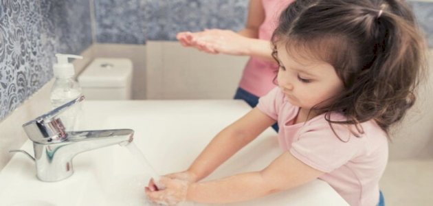 متى ينبغي لطفلك غسل يديه في المدرسة، وكيف تعلمينه الخطوات؟