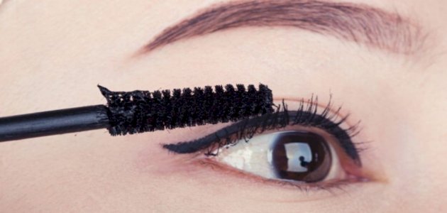 مشكلة تكتل الماسكارا على الرموش، كيف تتخلصين منها؟
