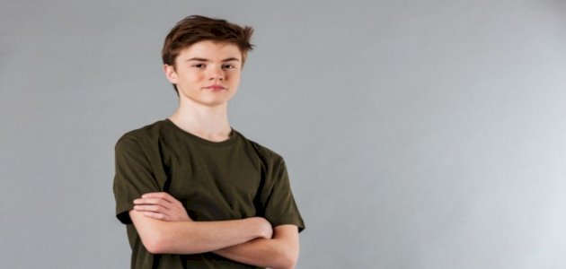 8 استراتيجيات لتعلّمي ابنك المراهق كيف يثق بنفسه