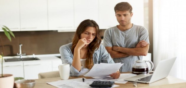 كيف تتعاملين مع الأزمات المالية التي تواجه أسرتك؟
