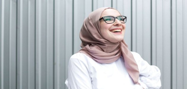 تعرّفي على طرق تنسيق القميص الأبيض مع الحجاب