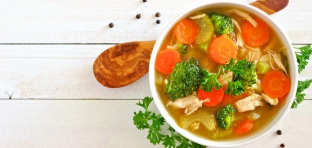 إليكِ طريقة عمل شوربة الخضار بالدجاج