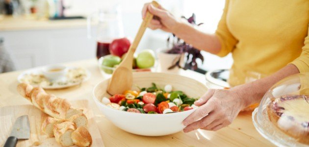 طريقة السلطة اليونانية الصحية وفوائدها: أدخليها إلى حميتكِ!