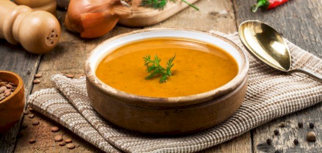 طريقة عمل شوربة العدس بطريقة صحية ولذيذة!