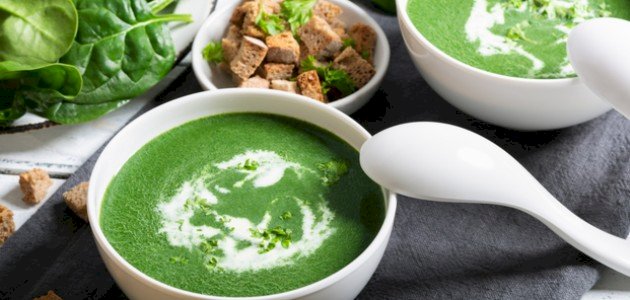شوربة السبانخ بالكريمة: وصفة لذيذة حضريها لأطفالكِ!