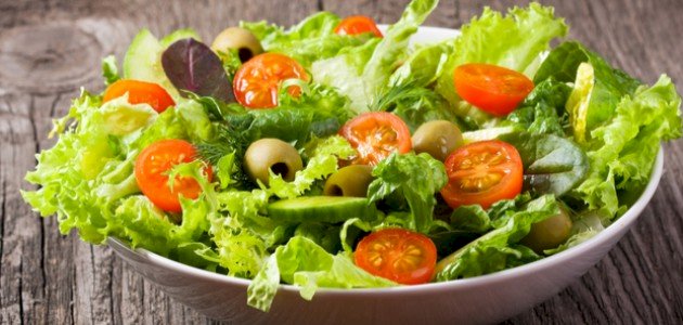 سلطة الخس والبندورة: من مطبخ حياتكِ إلى مطبخكِ!