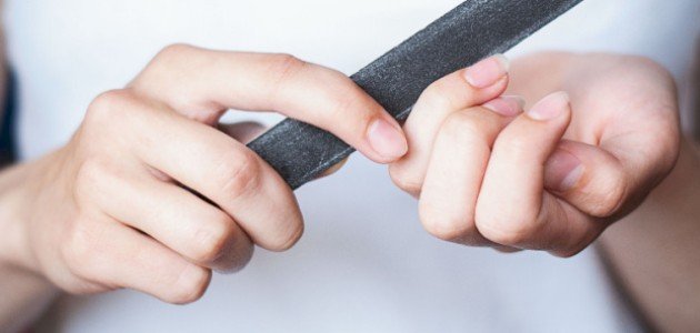 ما حكم تربية الأظافر للنساء؟ إليكِ الإجابة
