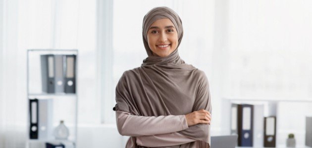 أفكار لتنسيق اللون الرمادي في الملابس للمحجبات